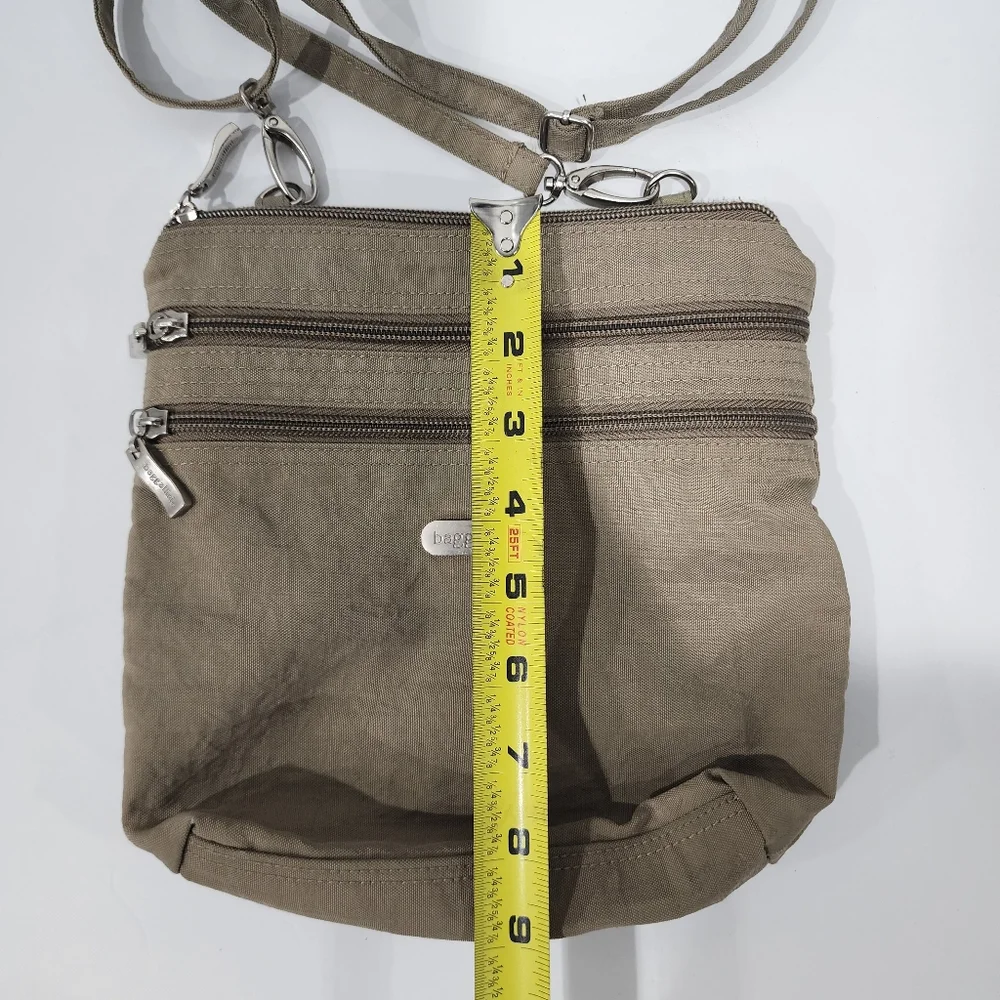 Baggallini Crossbody 3 Zip Top Closure Adjustable Beige Bag - Picture 2 of 7